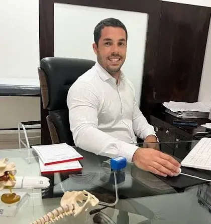 Dr. George Cordeiro em seu consultório