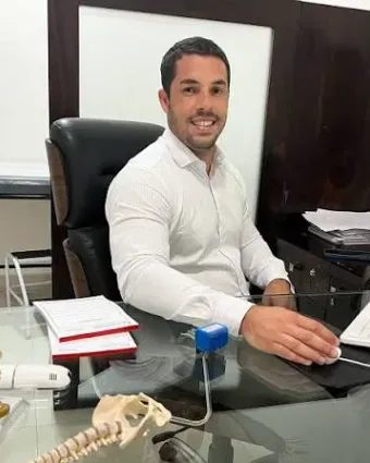 Dr. George Cordeiro em seu consultório