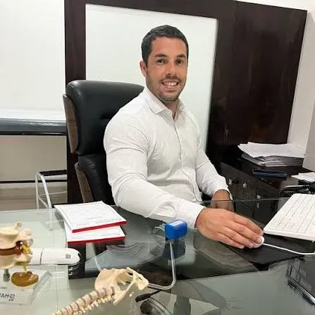 Dr. George Cordeiro em seu consultório