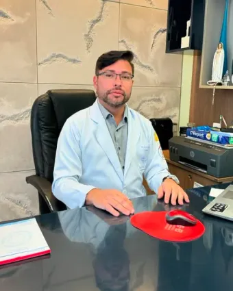 Dr. Hed Wagner em seu consultório na Ortoclínica