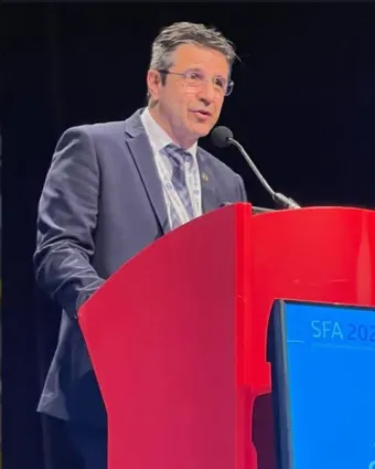 Dr. Sérgio Canuto palestrando no congresso da Société Francophone d'Arthroscopie, em Lyon
