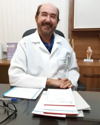 Dr. Williams Cavalcante em seu consultório
