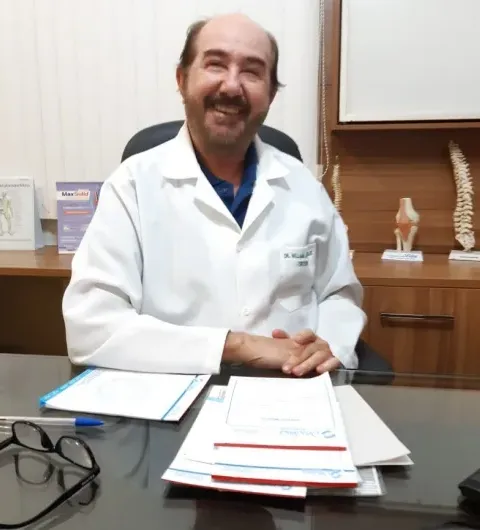 Dr. Williams Cavalcante em seu consultório