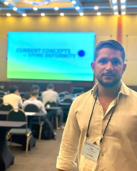 Dr. Yves Lisboa em congresso de cirurgia da coluna